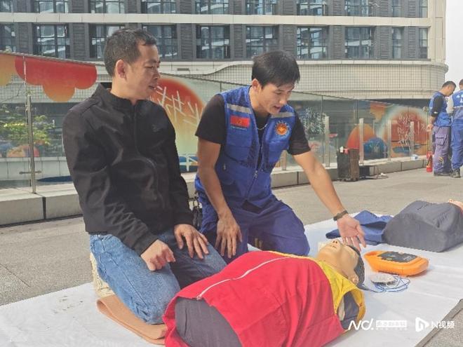 星空体育网站：直击广东消防节前检查：部分场所疏散通道被占要求立即整改(图2)