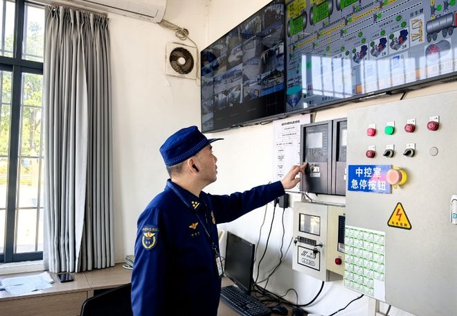 星空体育网站：直击广东消防节前检查：部分场所疏散通道被占要求立即整改(图1)