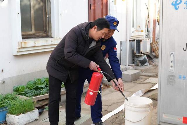 消防演练“不打招呼”！嘉定这个街道突袭式实战筑牢商户“防火墙”(图1)