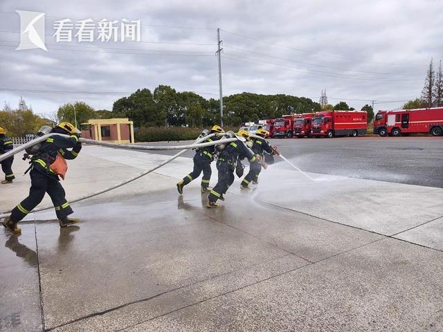 上海消防筑牢元旦安全防线护航节日平安(图3)