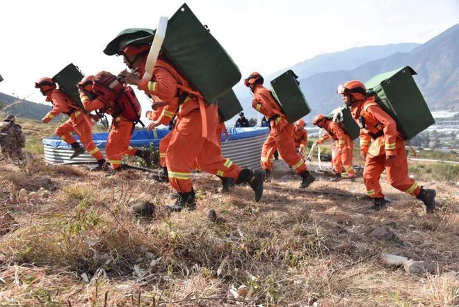 星空体育网站：以“竞”提“技”！凉山州开展2026年度综合应急救援队伍灭火专业技能大比武(图3)