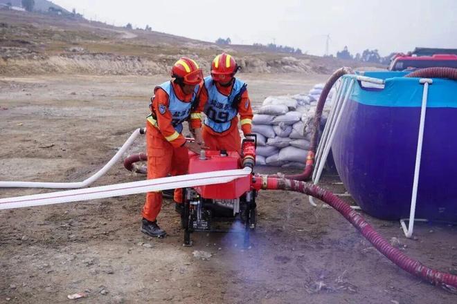 星空体育网站：以“竞”提“技”！凉山州开展2026年度综合应急救援队伍灭火专业技能大比武(图2)