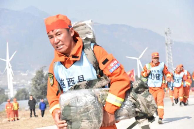 星空体育网站：以“竞”提“技”！凉山州开展2026年度综合应急救援队伍灭火专业技能大比武(图1)