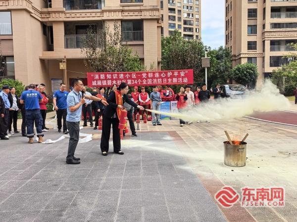消防知识进小区・党群先锋护平安——邮储银行武平县支行携手武平县多部门联合开展消防主题活动(图3)