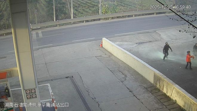 星空体育：危急时刻显担当！常德中石化桃源茶安庵铺加油站员工扑救自燃火情(图2)