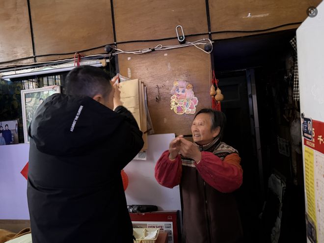 星空体育网站：飞线充电、楼道堆物？查！黄浦联动排查整治冬季火灾隐患(图2)