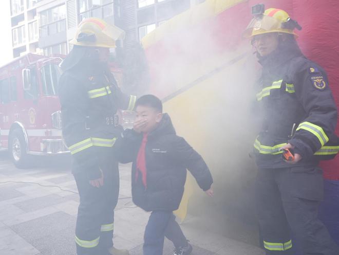 逃生帐篷、灭火器实操……这场高层住宅消防培训“干货满满”(图2)