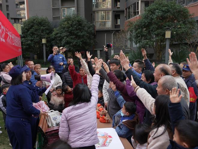 逃生帐篷、灭火器实操……这场高层住宅消防培训“干货满满”(图3)