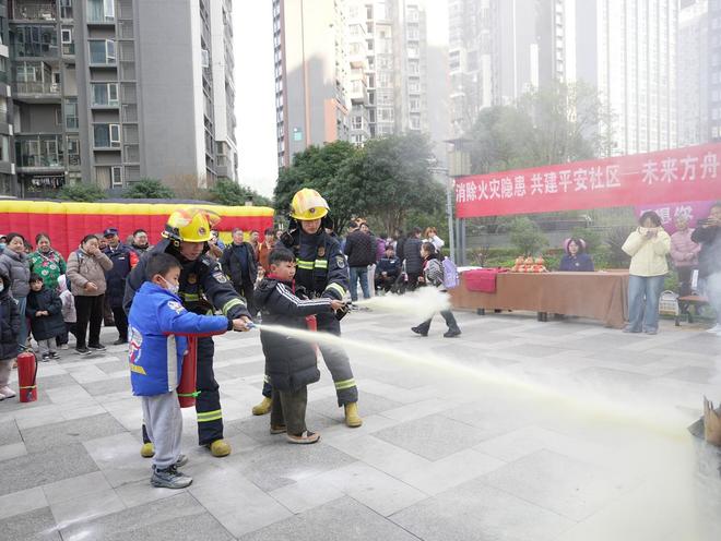 逃生帐篷、灭火器实操……这场高层住宅消防培训“干货满满”(图4)