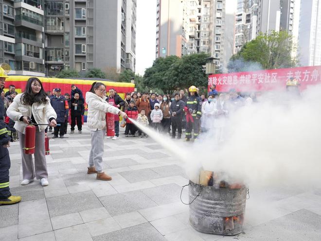 逃生帐篷、灭火器实操……这场高层住宅消防培训“干货满满”(图5)