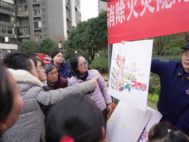 逃生帐篷、灭火器实操……这场高层住宅消防培训“干货满满”(图7)