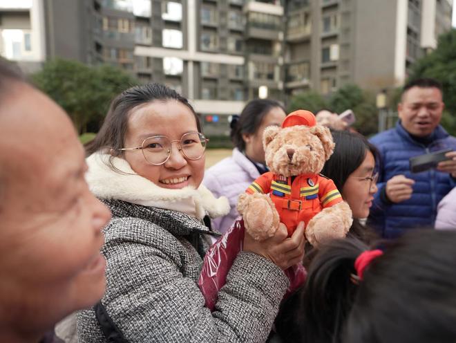 逃生帐篷、灭火器实操……这场高层住宅消防培训“干货满满”(图6)