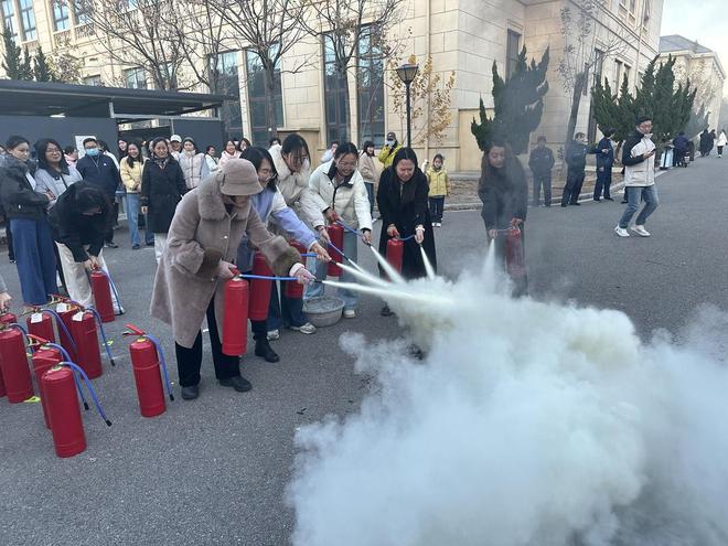 星空体育：东营市悦来湖小学成功举办灭火器实操培训(图1)