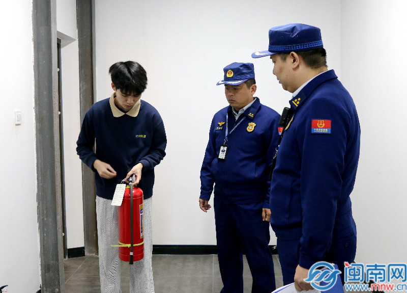 星空体育网站：诏安县消防救援大队对辖区人员密集场所开展消防安全检查(图2)