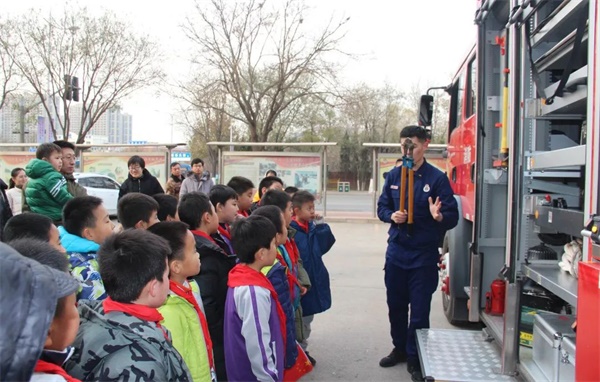 安全常于心提升消防安全意识：济南高新区第一实验学校参加消防教育活动(图1)