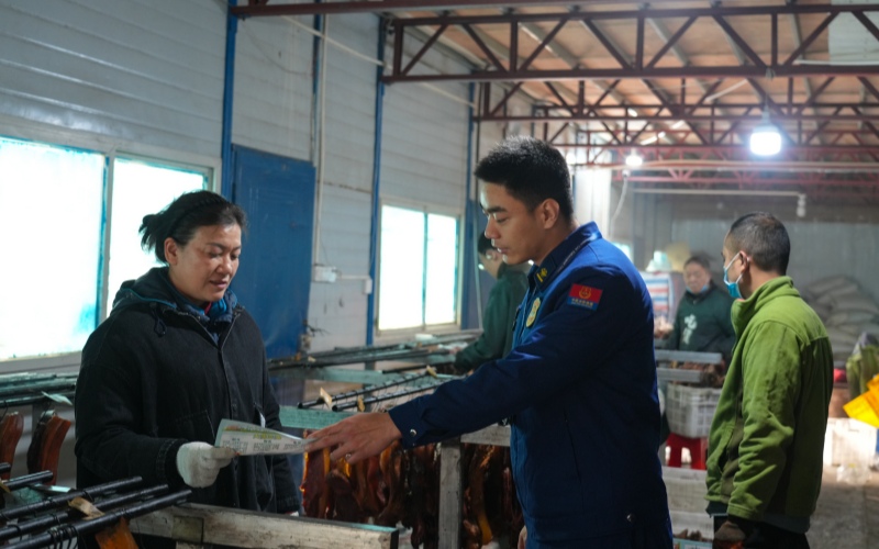 星空体育网站：四川多地熏制腊肉引发火灾传统习俗莫忘消防安全(图1)