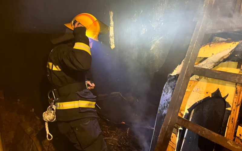 星空体育网站：四川多地熏制腊肉引发火灾传统习俗莫忘消防安全(图2)