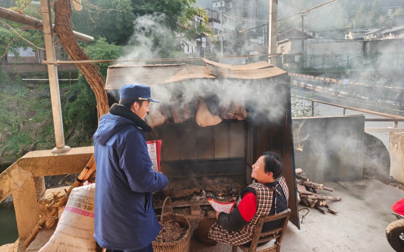 星空体育网站：四川多地熏制腊肉引发火灾传统习俗莫忘消防安全(图3)