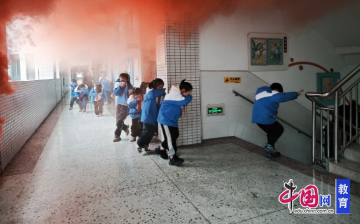 居安思危防患未然乐山夹江英才小学开展消防安全应急疏散演练(图1)