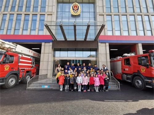 山大附中凤凰路学校一年级一班全体师生：参观消防中队体验消防生活(图1)