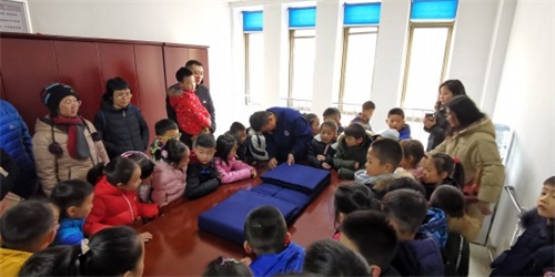 山大附中凤凰路学校一年级一班全体师生：参观消防中队体验消防生活(图2)