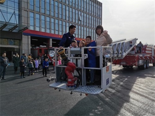 山大附中凤凰路学校一年级一班全体师生：参观消防中队体验消防生活(图3)