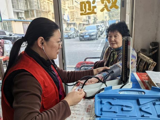 星空体育网站：盐城大丰烟草：“银发礼包”暖寒冬志愿同行护安康(图1)