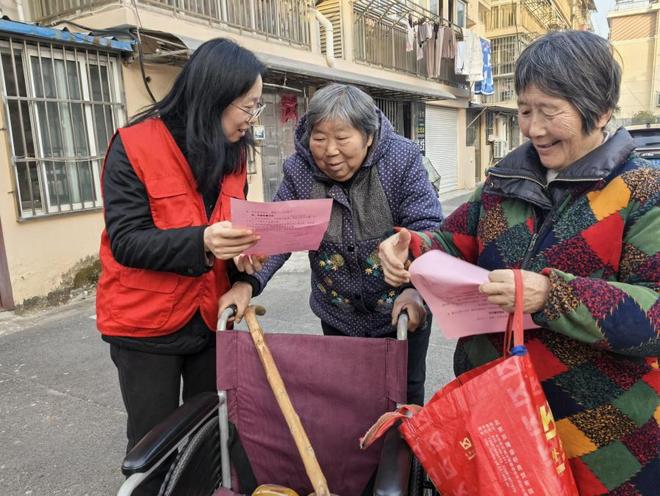 星空体育网站：盐城大丰烟草：“银发礼包”暖寒冬志愿同行护安康(图2)