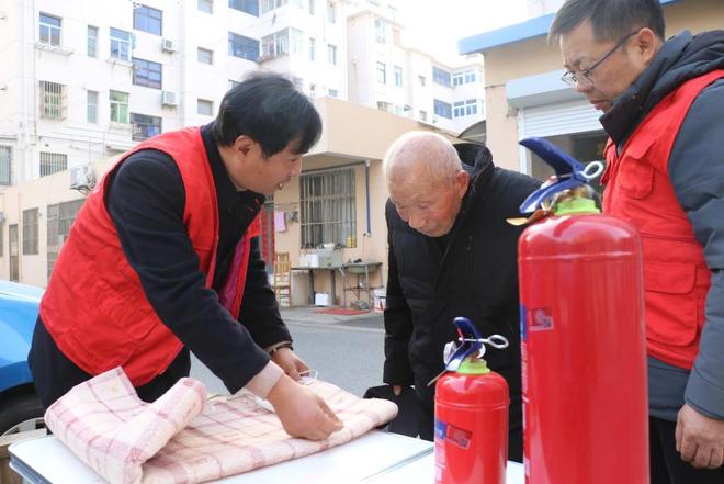 星空体育网站：盐城大丰烟草：“银发礼包”暖寒冬志愿同行护安康(图3)