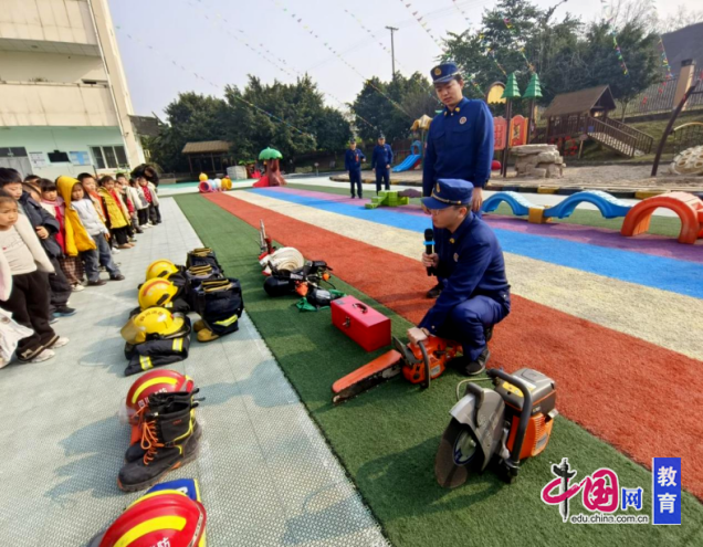 星空体育：泸州市江阳区通滩镇中心幼儿园开展消防主题教育活动(图1)
