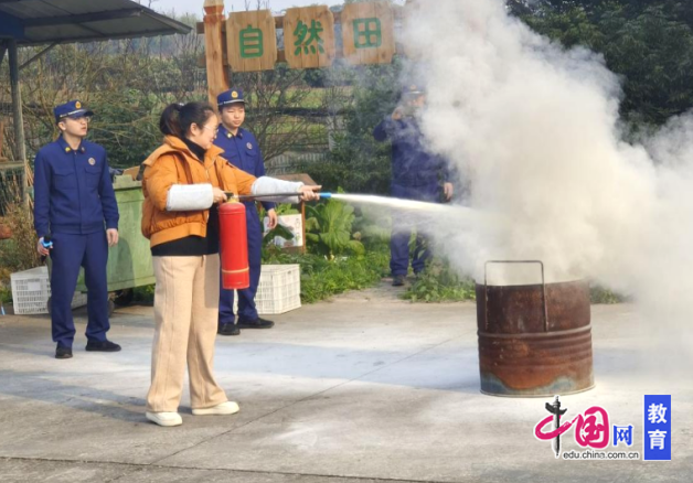 星空体育：泸州市江阳区通滩镇中心幼儿园开展消防主题教育活动(图2)