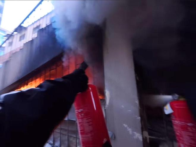 您的骑手正在救火！宁波外卖员路遇火情抄起灭火器装上水枪直扑火场获赞数百万(图1)