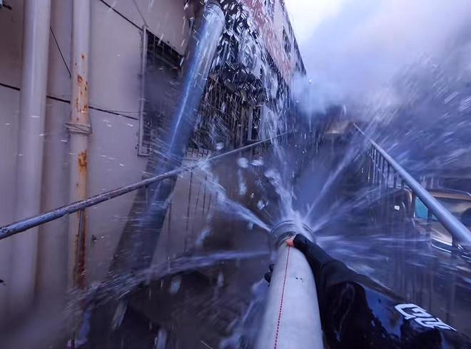 您的骑手正在救火！宁波外卖员路遇火情抄起灭火器装上水枪直扑火场获赞数百万(图2)