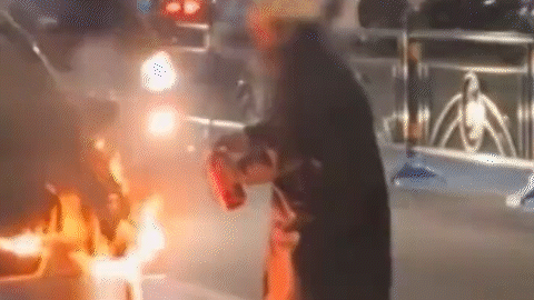 油星子“蹦迪”着了店！夫妻俩靠4个灭火器救了命！(图1)