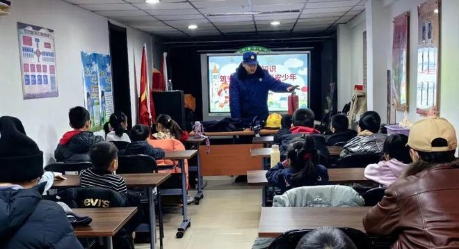 星空体育：寒假儿童关爱｜体育馆路街道长青园社区妇联开展“学消防知识筑安全防线做平安少年”主题活动(图2)