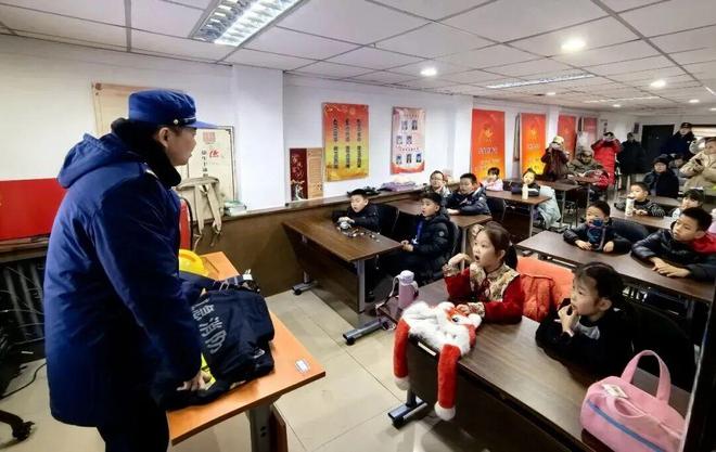 星空体育：寒假儿童关爱｜体育馆路街道长青园社区妇联开展“学消防知识筑安全防线做平安少年”主题活动(图1)