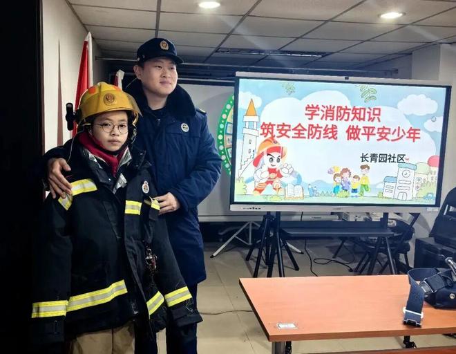 星空体育：寒假儿童关爱｜体育馆路街道长青园社区妇联开展“学消防知识筑安全防线做平安少年”主题活动(图3)