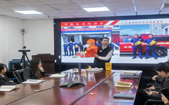 星空体育网站：安全生产中汇人寿郑州中支开展消防安全培训筑牢职场防线(图2)