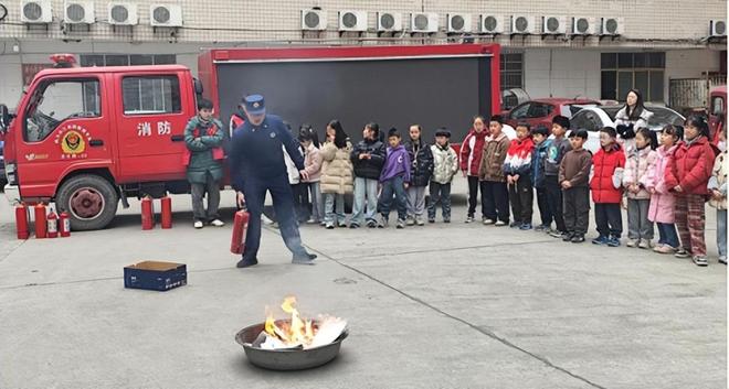 星空体育网站：内江威远县开展“快乐寒假成长营”青少年社区科普活动(图2)