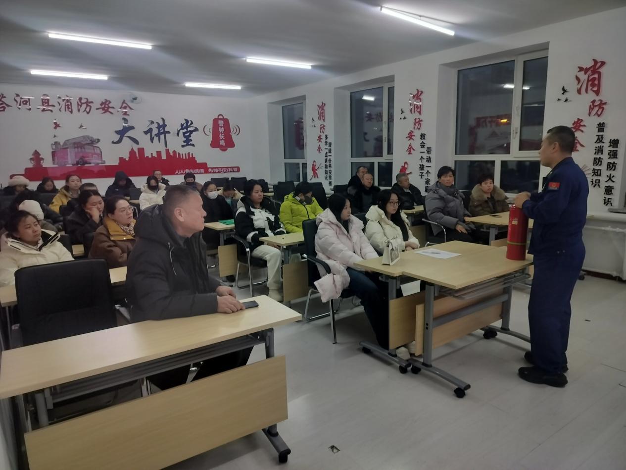 星空体育网站：塔河县消防救援大队组织邮政系统员工走进应急消防科普教育基地(图1)
