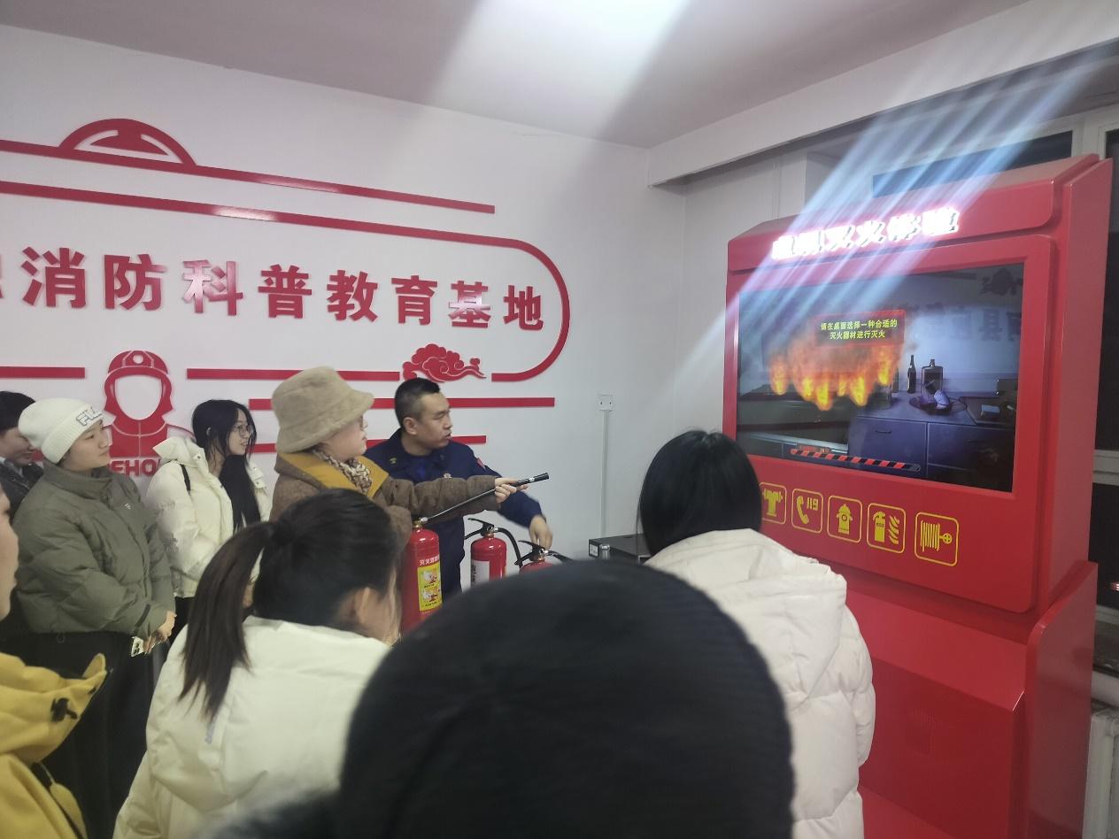 星空体育网站：塔河县消防救援大队组织邮政系统员工走进应急消防科普教育基地(图2)
