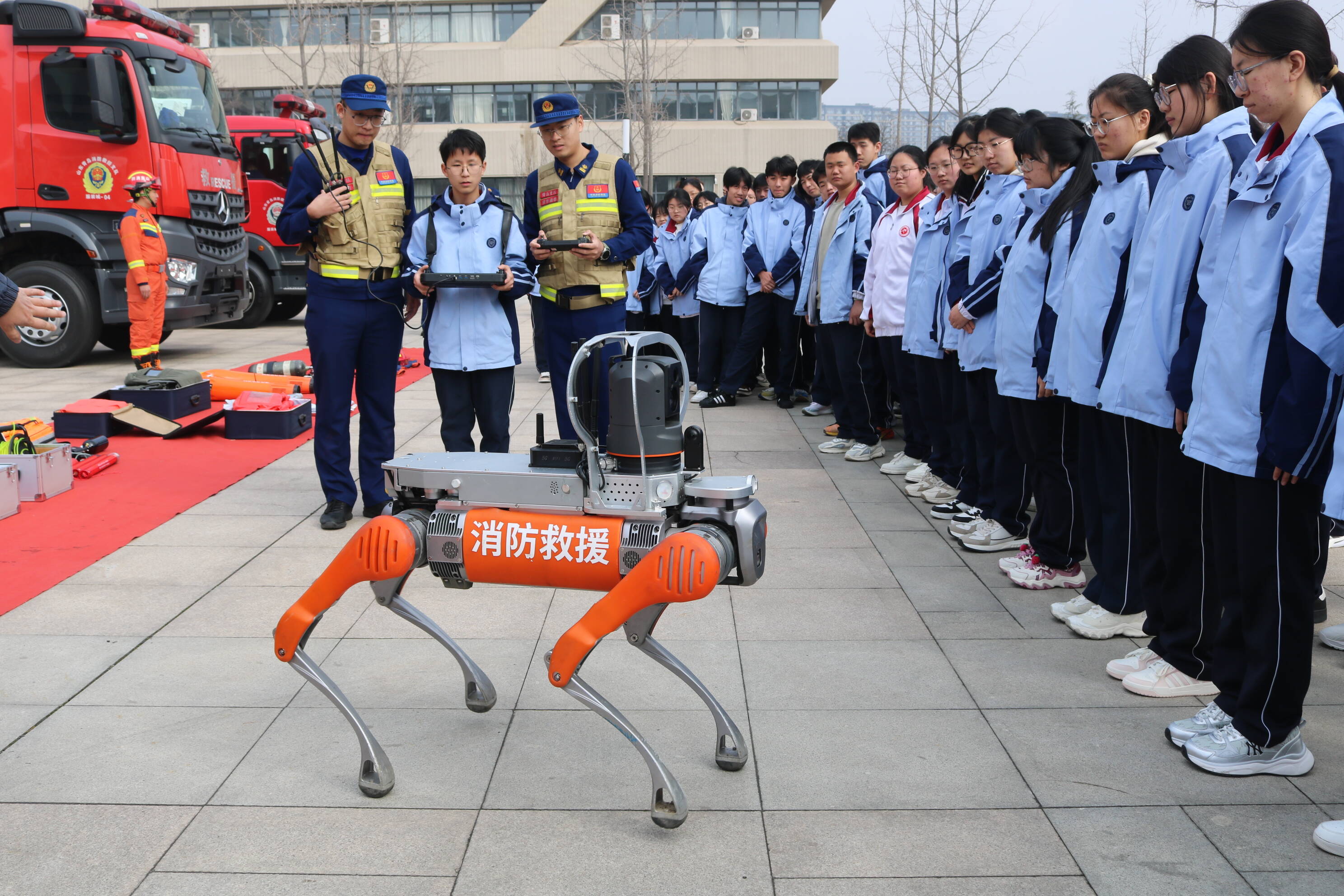 灭火机器人“炫技”校园山东消防“开学第一课”护航平安新学期(图1)
