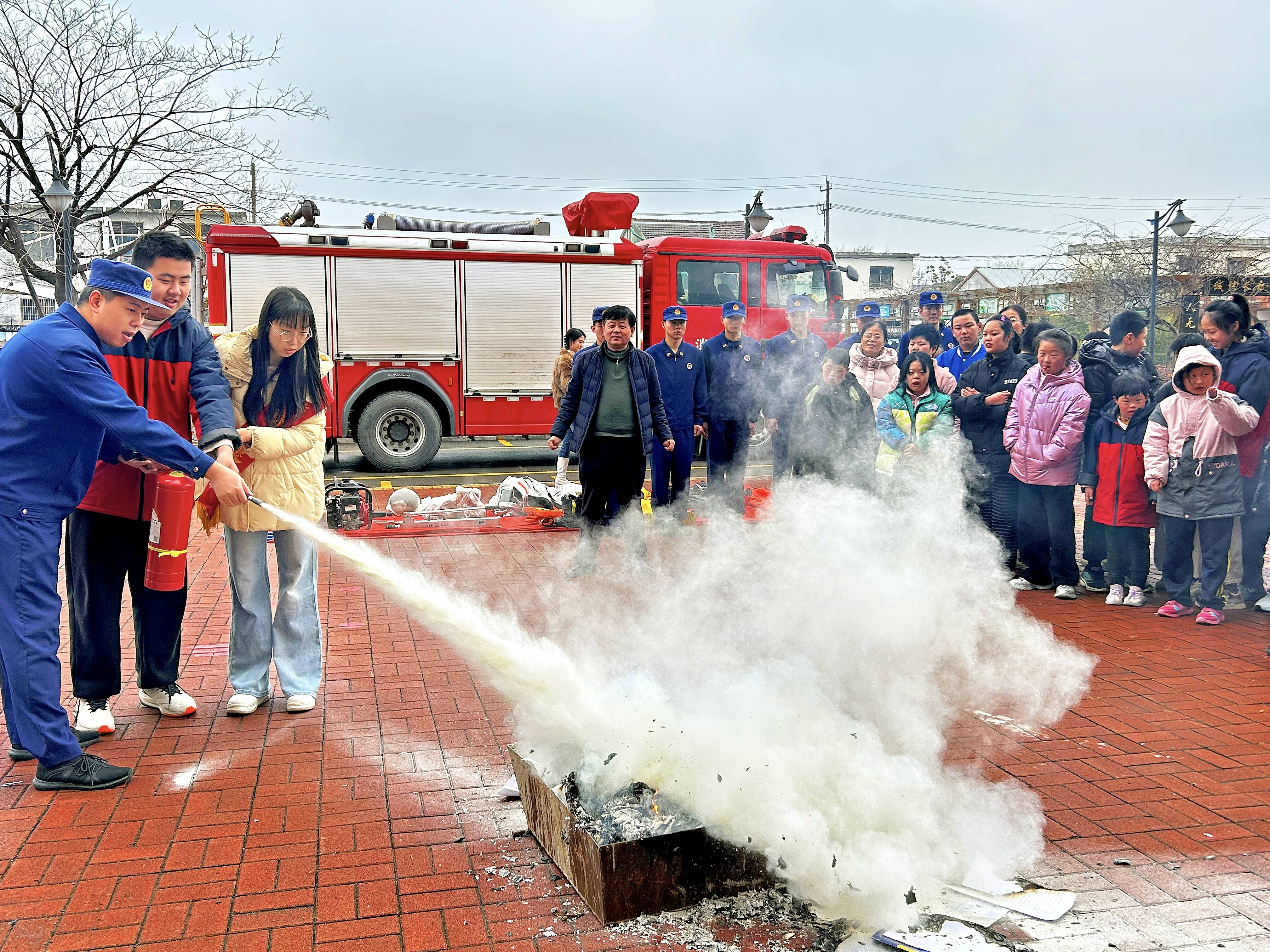 灭火机器人“炫技”校园山东消防“开学第一课”护航平安新学期(图2)