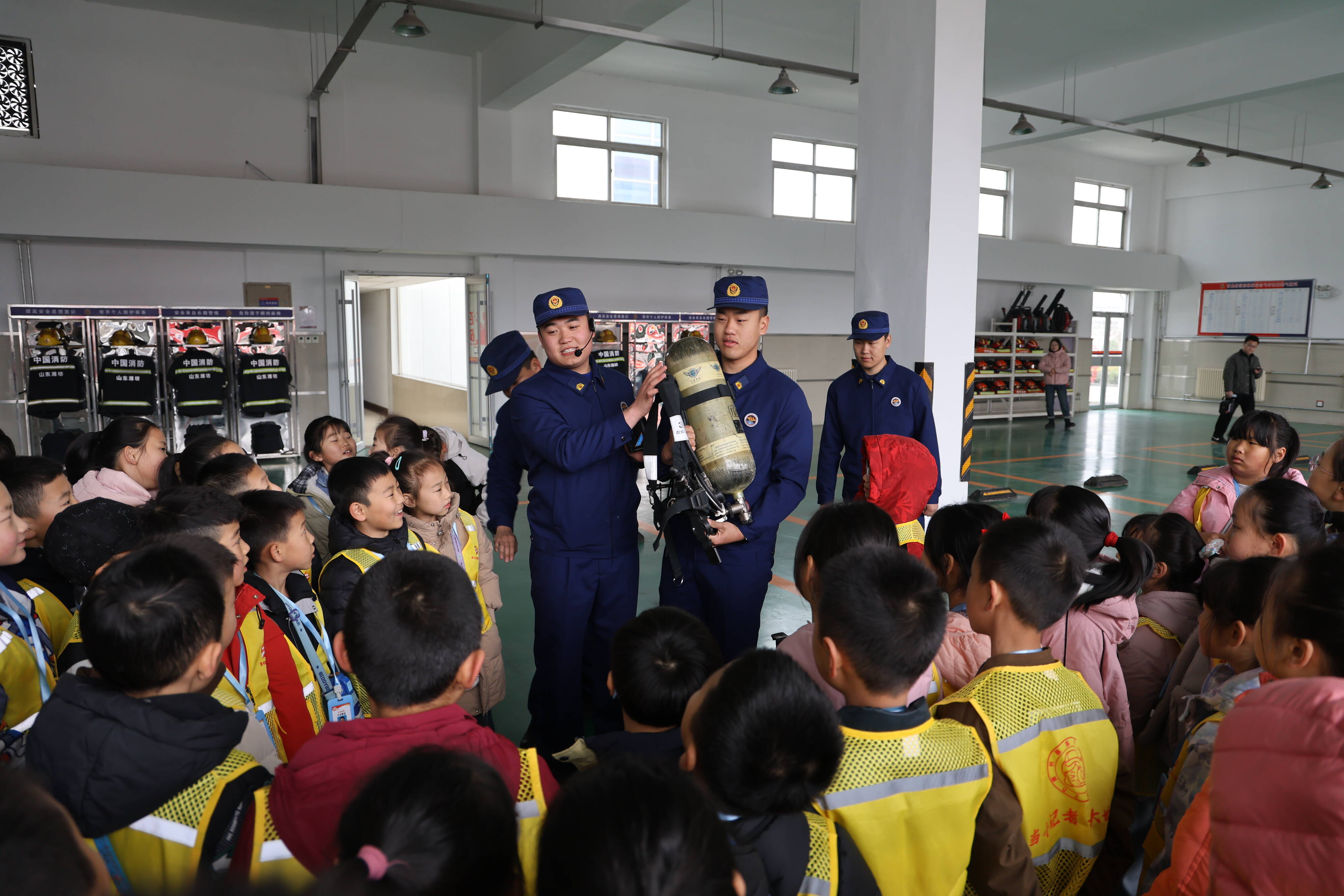 灭火机器人“炫技”校园山东消防“开学第一课”护航平安新学期(图3)