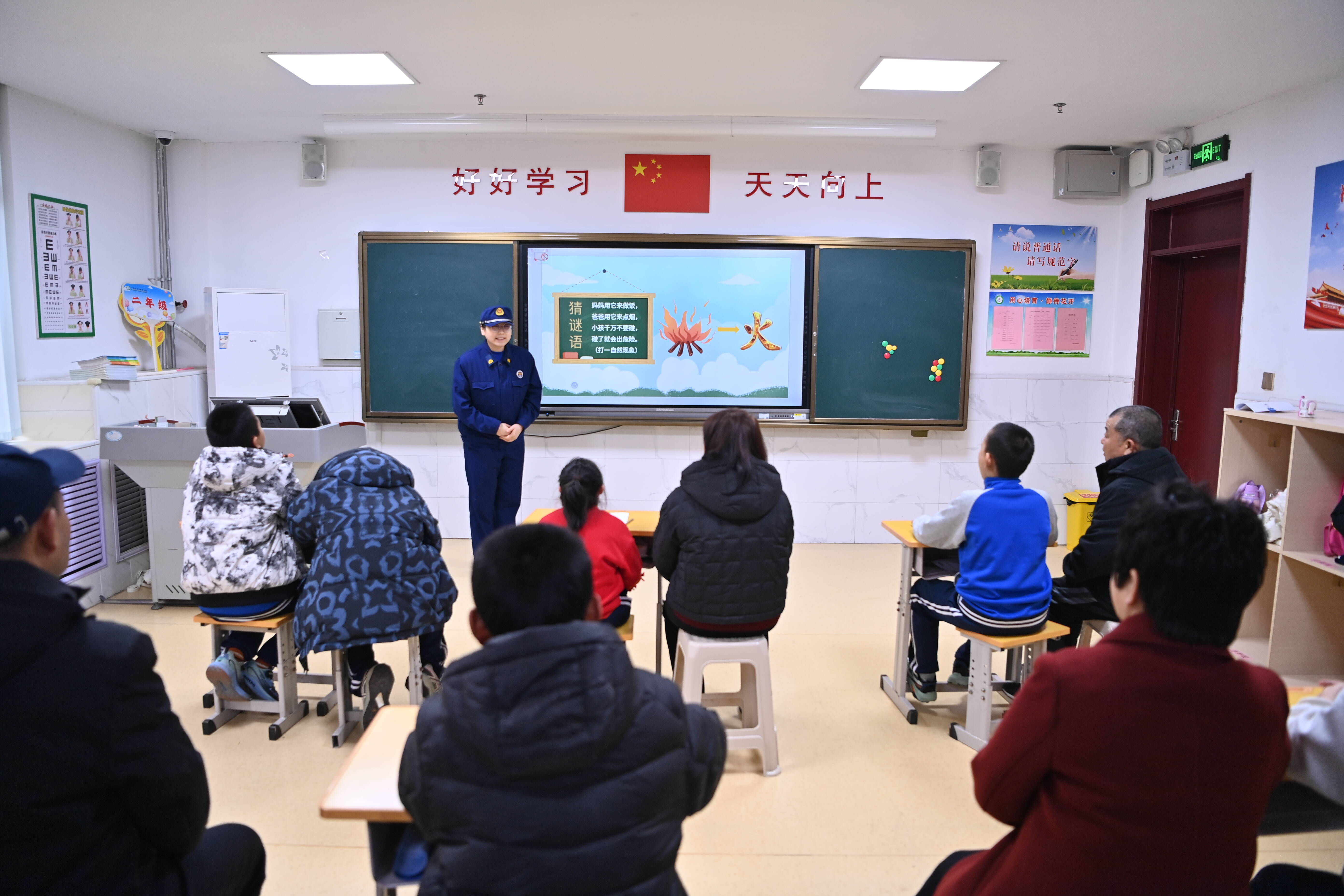 灭火机器人“炫技”校园山东消防“开学第一课”护航平安新学期(图4)