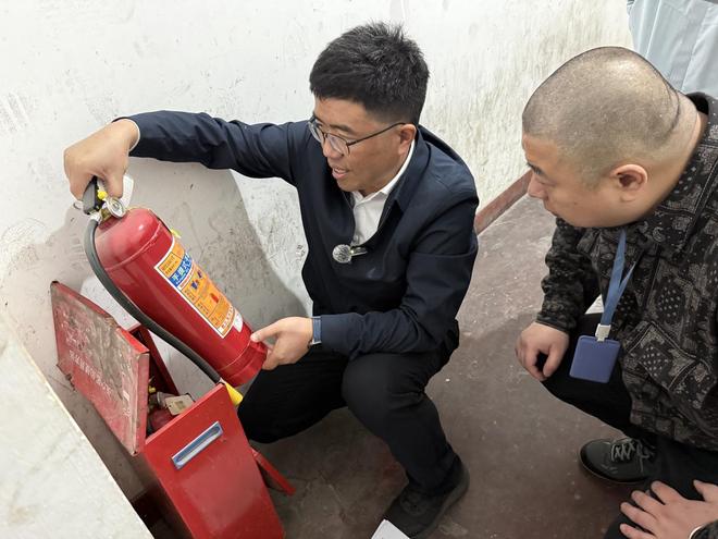 星空体育网站：新春走基层丨爬了28层高楼推开了近200扇门……(图2)