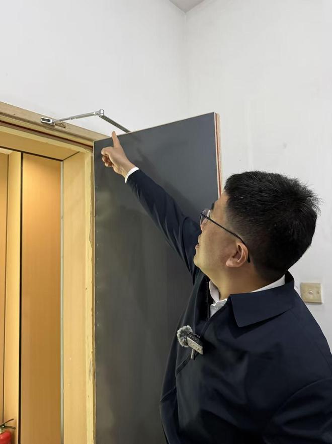 星空体育网站：新春走基层丨爬了28层高楼推开了近200扇门……(图1)