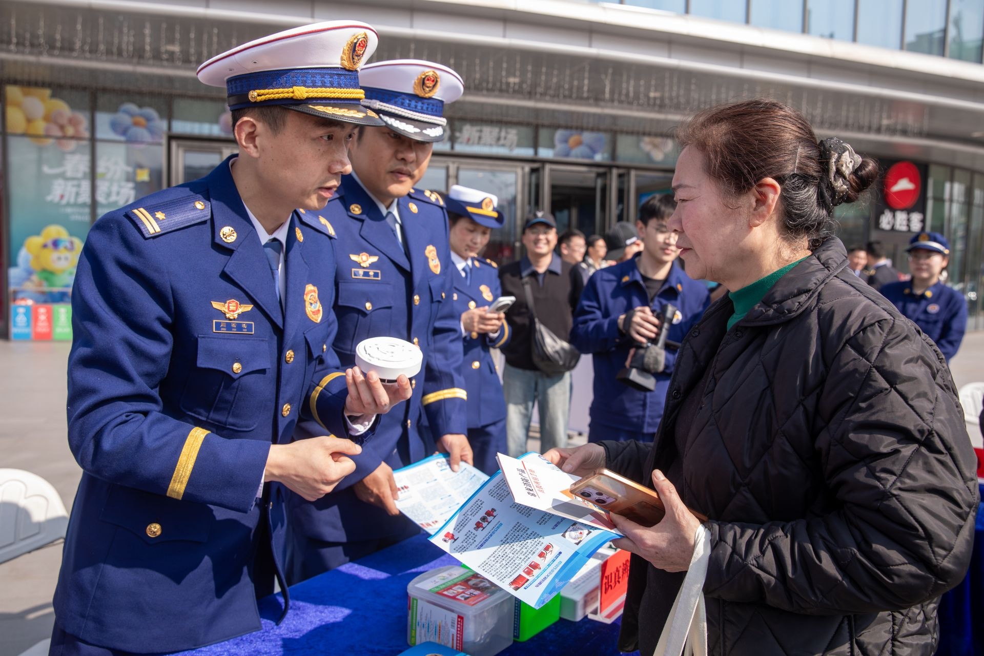 星空体育：消防产品也有“身份证”荆州消防“3·15”活动现场教市民辨真伪(图1)