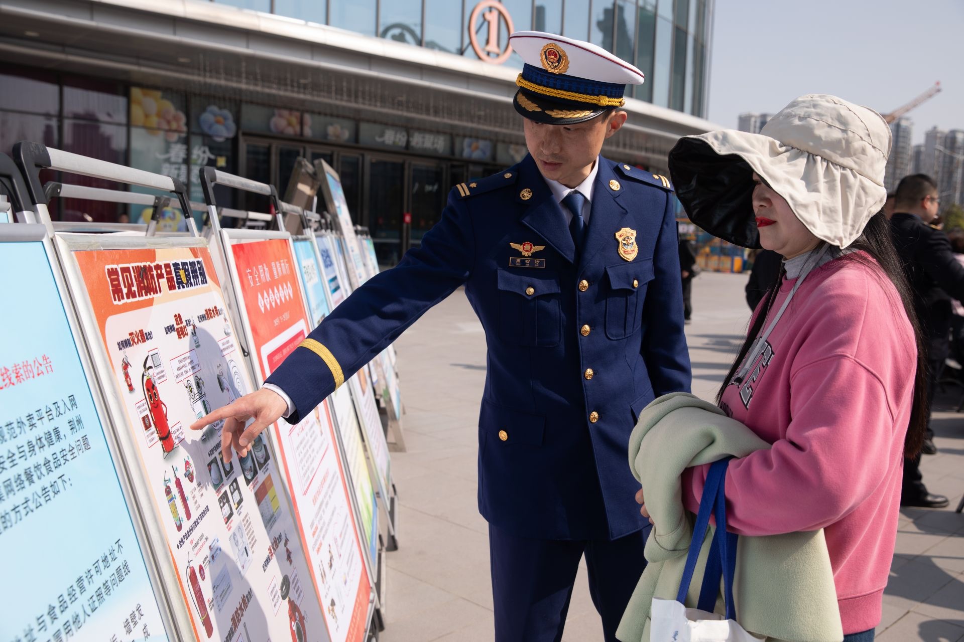 星空体育：消防产品也有“身份证”荆州消防“3·15”活动现场教市民辨真伪(图2)