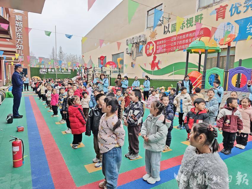 星空体育：襄城消防走进幼儿园开展“春季开学安全宣教活动”(图1)